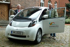Thomas Völsch (links) und Klaus-Peter Schimkus präsentieren eines der Elektroauto des Bezirks (Foto Gisela Baudy)