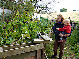 Fiete mit Mutter im Kräutergarten (Foto Chris Baudy)