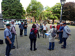Bild 3: Begrüßung am Harburger Rathausplatz (Foto: Gisela Baudy)