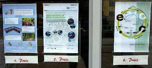 Siegerplakate im Schaufenster des HARBURG21-Büros (Foto Gisela Baudy)