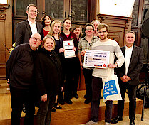 Dritter Preis für das Projekt NaNe. Mit im Bild: Robert Timmann, Sophie Fredenhagen und Norbert Koßyk. (Foto Gisela Baudy)