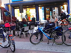 Passanten kommen mit eigenen Fahrrädern (Foto Christian Baudy)