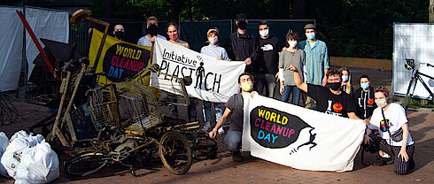 Truppe Initative Plastich mit Team der Bruzzelhütte (rechts) am World Cleanup Day (Foto Initiative Plastich)