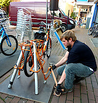 Tom Hansen justiert die Fahrräder. (Foto Gisela Baudy)