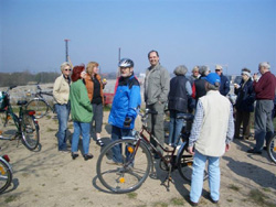 Fahrradtourpause der AG Verkehr21 auf dem Moorburger Berg (Foto Günter Barthauer))
