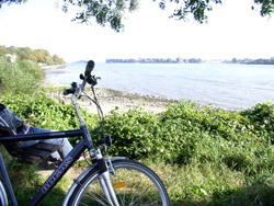 the River Elbe, bicycle in the foreground (photo by Gisela Baudy)