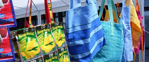 Fair gehandelte Taschen des Weltladens Harburg am Harburger Binnenhafenfest am 7. Juni 2008 (Foto Gisela Baudy)