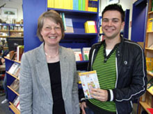 Martina Nowack von der Buchhandlung Stein (links) und Autor Stephan Sigg (Foto Gisela Baudy)