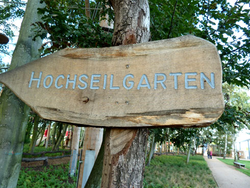 Wegweiser zum Hochseilgarten (Foto Gisela Baudy)
