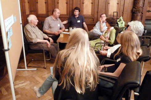 1. Arbeitsgruppe mit Moderator Frank Wiesner (hinten links) und HARBURG21-Koordinatorin Monika Uhlmann (Mitte). (Foto Gisela Baudy)