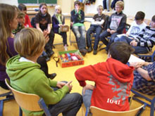 Lehrerin Birgit Fittkau (links) mit Schülerinnen der Eine-Welt-AG des Niels-Stensen-Gymnasiums (Foto Gisela Baudy)