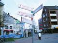 Fahrradwegweiser an der S-Bahn und Busstation Harburg Rathaus (Foto Gisela Baudy)