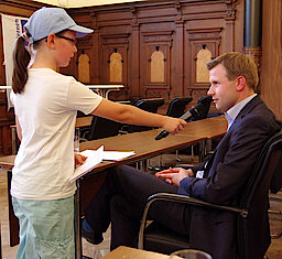 Isabella interviewt Geschäftsführer Marcel Sack (Foto Gisela Baudy)