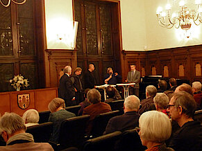 Diskussion vor einem interessierten Publikum (Foto Gisela Baudy)