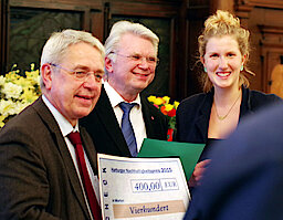 Völsch und Schulz gratulieren Lis Evers zum dritten Preis. (Foto Gisela Baudy)