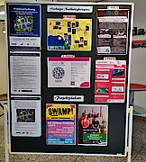 Sieger-Plakatwand in der Sparda-Bank-Filiale in Harburg (Foto Gisela Baudy)