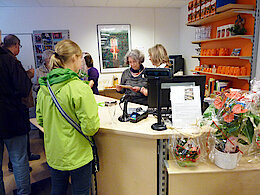 Einkaufen im Weltladen in der Hölertwiete 5 (Foto Gisela Baudy)