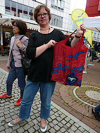 Passantin Gertrud Gieselmann zeigt ihre mehrfach genutzte und geflickte Tasche (Foto Chris Baudy)