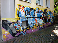 Bild 17: Großflächige Wandmalerei der Goethe Schule Harburg (GSH) in der Friedrich-Ludwig-Jahn-Straße. Hier Unterrichtsfach Musik. (Foto Gisela Baudy)