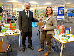 Jürgen Marek und Anke Zumdohme vor dem Plakat der Kita Eddelbüttelstraße (Foto Gisela Baudy)