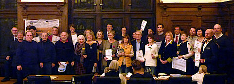 Alle Preisträger und Bewerber mit Thomas Völsch (rechts in der Mitte) und Moderator Jürgen Marek (links hinten) (Foto Chris Baudy)