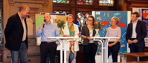 Expertenrunde v.l.n.r.: Frank Wiesner von HARBURG21, Sven Ihling vom GUV, Prof. Kerstin Kuchta von der TUHH, Schülerin Nina Farchau, Lehrerin Nicole Rust, Geschäftsführer Marcel Sack (Foto Gisela Baudy)