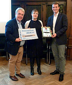 Überreichung des 2. Preises. V.l.n.r.: Thomas Völsch, Preisträgerin Maria Lena Tucholski, Robert Timmann (Foto Gisela Baudy)
