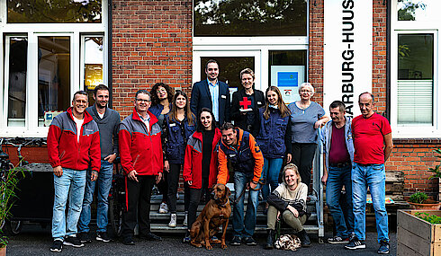 Mitarbeitende, Ehrenamtliche und Gäste der Obdachlosenunterkunft Harburg-Huus (Foto Harald Halpick)