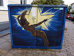 Bild 3: Stromkasten mit Meerjungfrau in der Feldnerstraße 1