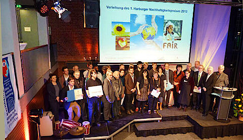 Alle Bewerber für den Nachhaltigkeitspreis und Jury (Foto Chris Baudy)