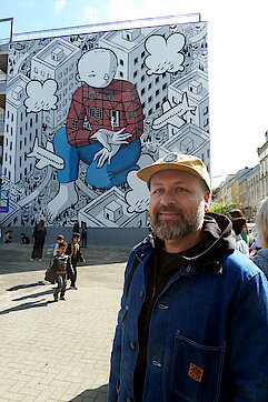 Bilder 27-29: Künstler MILLO vor seinem Wandbild (Foto Gisela Baudy, 14.05.22)