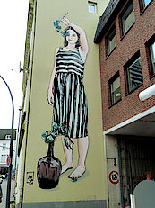 Bild 44: Wandbild "Mädchen mit Eukalyptuszweig" von Jana & JS (Jana Balluch und Jean-Sébastien Philippe), 2019 (WCD-Malerie, Foto Chris Baudy)