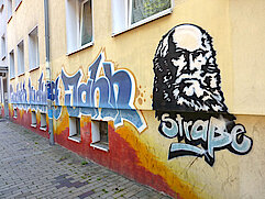 Bild 15: Großflächige Wandmalerei der Goethe Schule Harburg (GSH) in der Friedrich-Ludwig-Jahn-Straße, 1999 (Foto Chris Baudy)