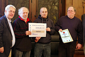 Thomas Völsch und Robert Timmann gratulieren dem 1. Preisträger. V.l.n.r.: Thomas Völsch, Dr. Ali Yardin, Mohammed Hacisa, André Jobst (Foto Gisela Baudy)