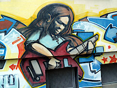 Bild 18: Großflächige Wandmalerei der Goethe Schule Harburg (GSH) in der Friedrich-Ludwig-Jahn-Straße. Hier Gitarrist für das Unterrichtsfach Musik. (Foto Gisela Baudy)