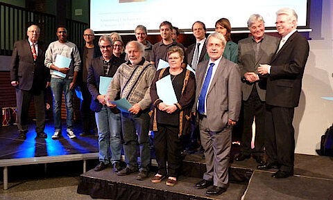 Alle anderen Teilnehmer am Harburger Nachhaltigkeitspreis mit Rolf de Vries (links) und Thomas Völsch (rechts) (Foto Gisela Baudy)