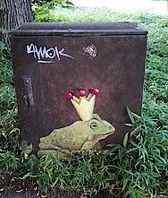 Bild 7: Froschkönig auf einem Elektrokasten in der Nähe des Rathausbrunnens (Foto Gisela Baudy)