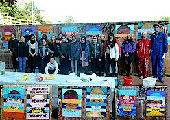 7. Klasse der Goethe Schule Harburg (GSH) vor ihren Plakat-Collagen in der Seevepassage/Ecke Rieckhofstraße. Rechts im Bild: Künstler-Duo Various & Gould. (Foto und Collage Gisela Baudy 01.10.20)