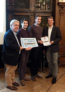 Überrreichung des 3. Preises. V.l.n.r.: Markus Marienfeld, Lukas Haack, Robert Timmann (Foto Gisela Baudy)