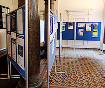 Blick in die Plakatausstellung im Harburger Rathaus (Foto Gisela Baudy)