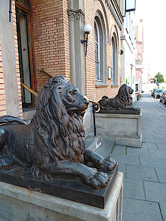 Bild 33: Zwei Löwen von Ernst von Bandel (1800-1876) vor dem "Löwenhaus" (Foto Chris Baudy)