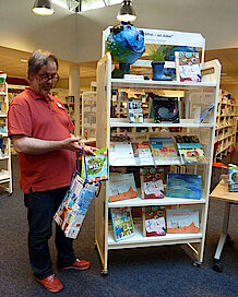 Andreas Patommel von der Bücherhalle Harburg vor der Medienaussstellung zum Thema Plastik (Foto Chris Baudy)
