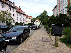 Bild 20: Straßenschlucht mit Blick auf die Hauswand von Foto 17b