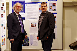 Jürgen Marek von HARBURG21 und Dr. Tim Brücher vor der 6. Tafel mit dem Thema Harburger Nachhaltigkeitspreis (Foto Gisela Baudy)