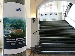 Blick auf die Ausstellung im Harburger Rathaus (Treppenaufgang) (Foto Gisela Baudy)