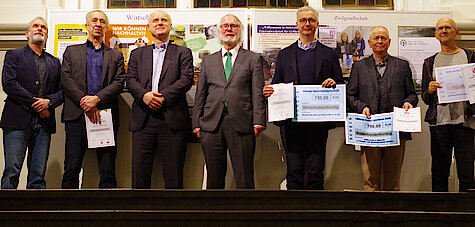 v.l.n.r.: Frank Warschau, Holger Jönnson, Dirk Zimmer (besondere Anerkennung), Jürgen Marek von HARBURG21, Jens-Uwe Kretzer (1. Preis), Manfred Wolff (1. Preis), Kai Schmille (2. Preis) (Foto Gisela Baudy)