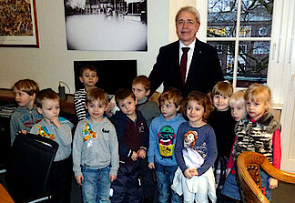 Thomas Völsch mit den Kindern im Amtszimmer (Foto Gisela Baudy)