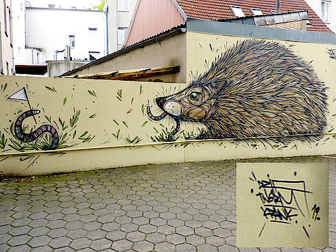Bild 45: Wandbild "Igel mit Regenwurm" des belgischen Streetart-Künstlers DZIA, 2019 (WCD-Malerei, Foto Gisela Baudy) Igel mit Regenwurm in der Amalienstraße (Foto Gisela Baudy)