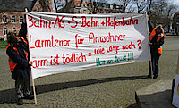 Banner gegen den Lärm. Links Jasmin Garlipp, rechts Susanne Evermann von der Bürgerinitiative (Foto Gisela Baudy)