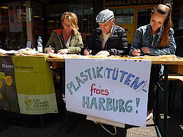 Stoffsack-Malen mit dem Schafstall in Neugraben (Foto Chris Baudy)